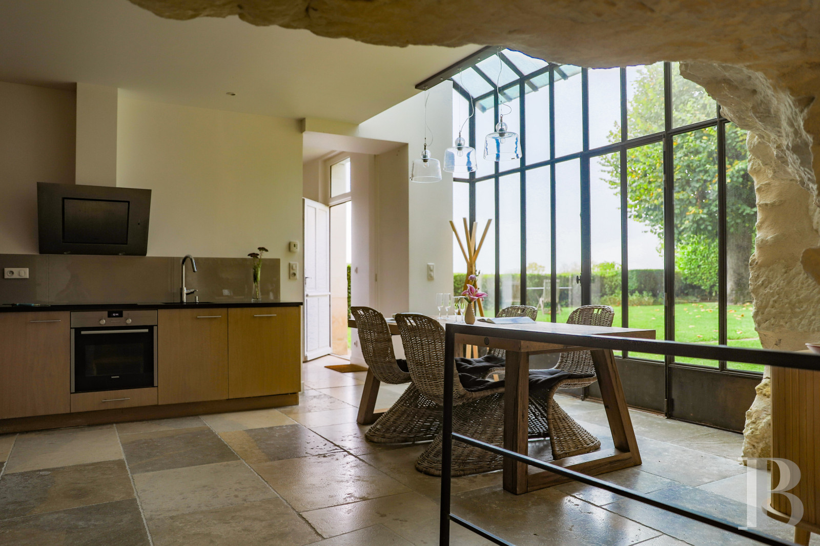 En Indre-et-Loire, sur les hauteurs d’un village, près d’Amboise, un château et son hameau en bordure de forêt - photo  n°34